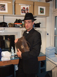 Ulf Bunde als Pfarrer in "Das schlaue Füchslein", Landestheater Linz, 2011